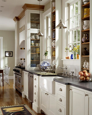 A kitchen with custom moldings and handles for the cabinets